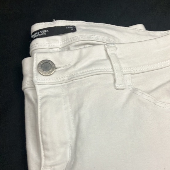 Simply Vera Vera Wang white denim capris with appliqué detailing on the bottom - Picture 11 of 13